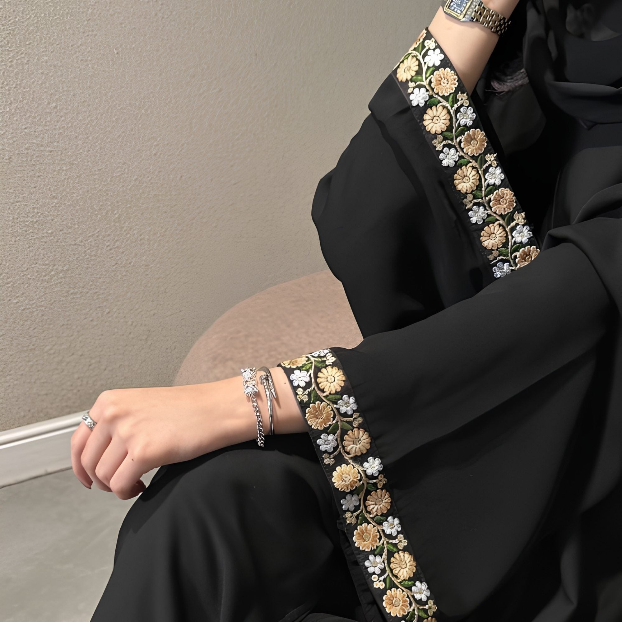 العبايات المطرزة والقفاطين