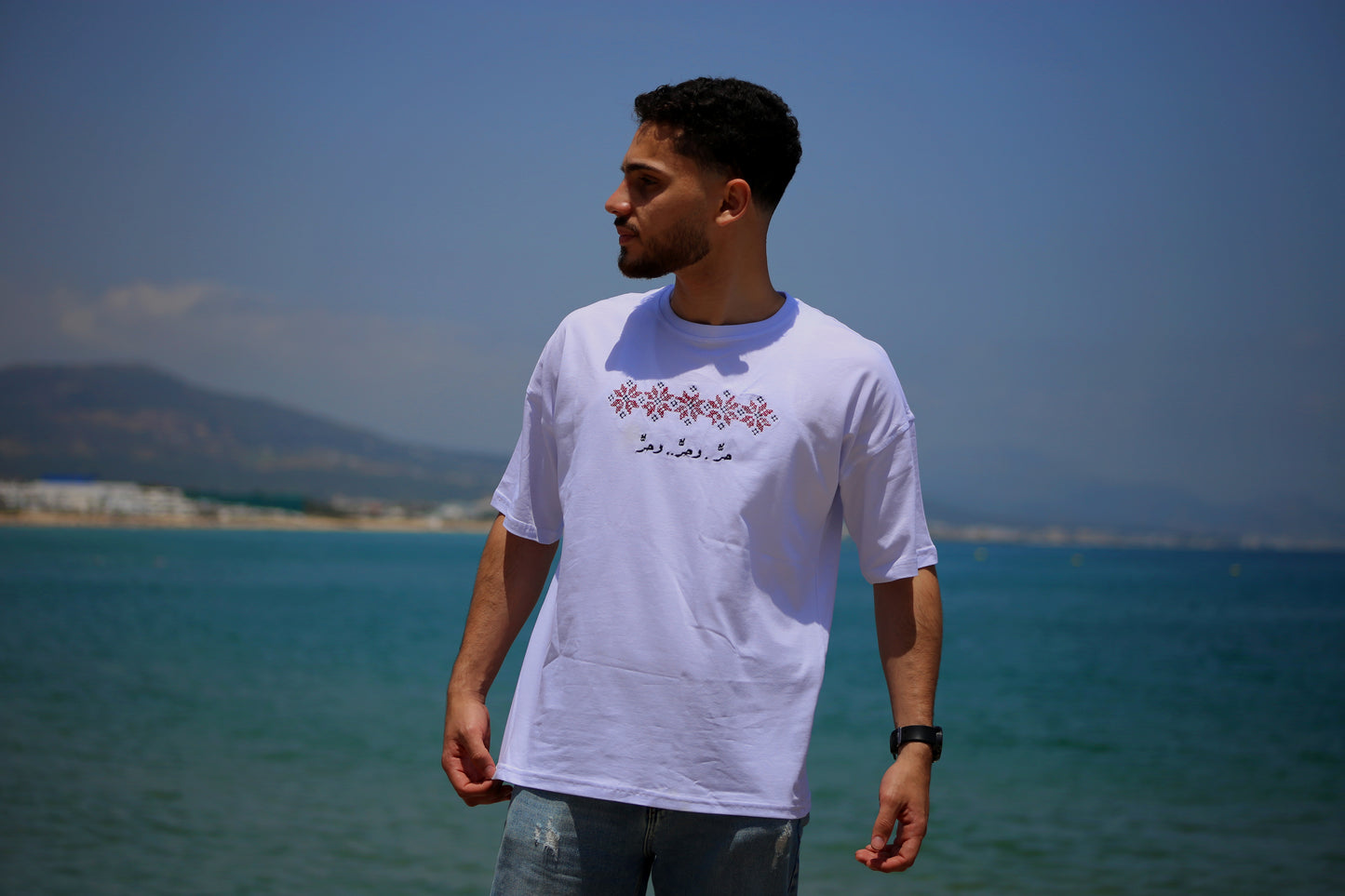 تيشيرت "حر. وحر. وحر." – بتطريز فلسطيني تراثي